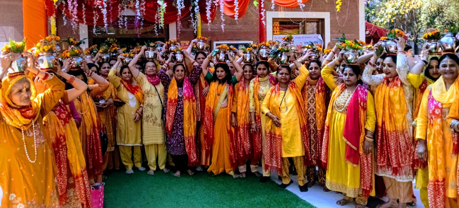 मंदिर समिति के सदस्य और 108 कलश यात्रा में श्री राम कथा से पूर्व नृत्य करते महिलाएं और पुरष। मेशी